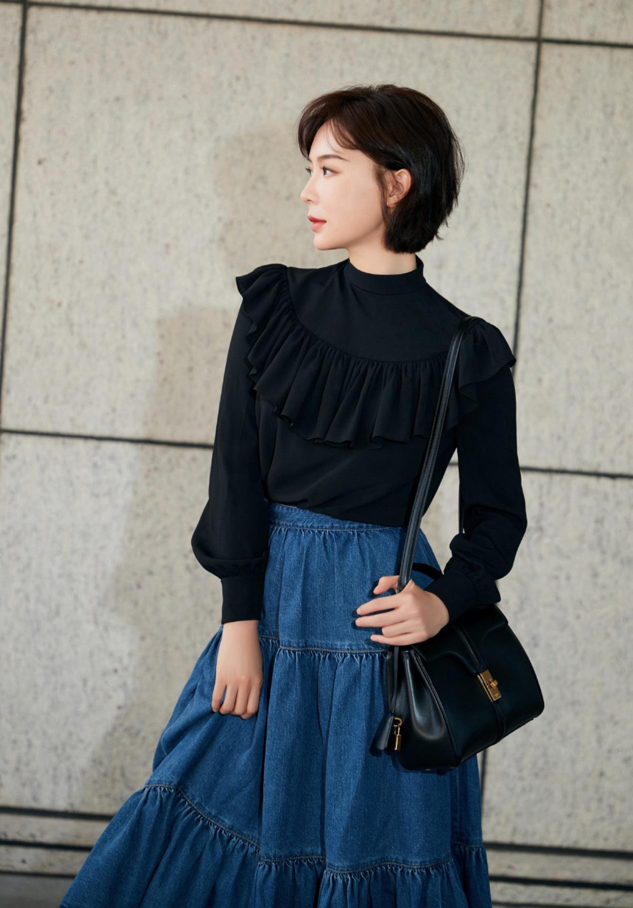 43岁陈数秀优雅,灵动短发搭配薄纱裙极致温柔,清雅减龄又高级