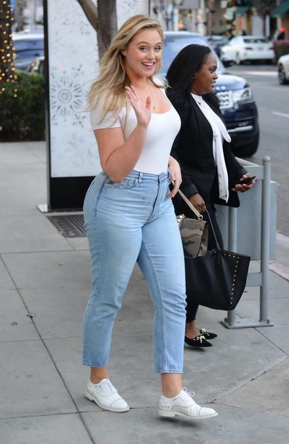 大码模特劳伦斯,紧身衣配牛仔裤,气质出众笑容迷人_新浪新闻