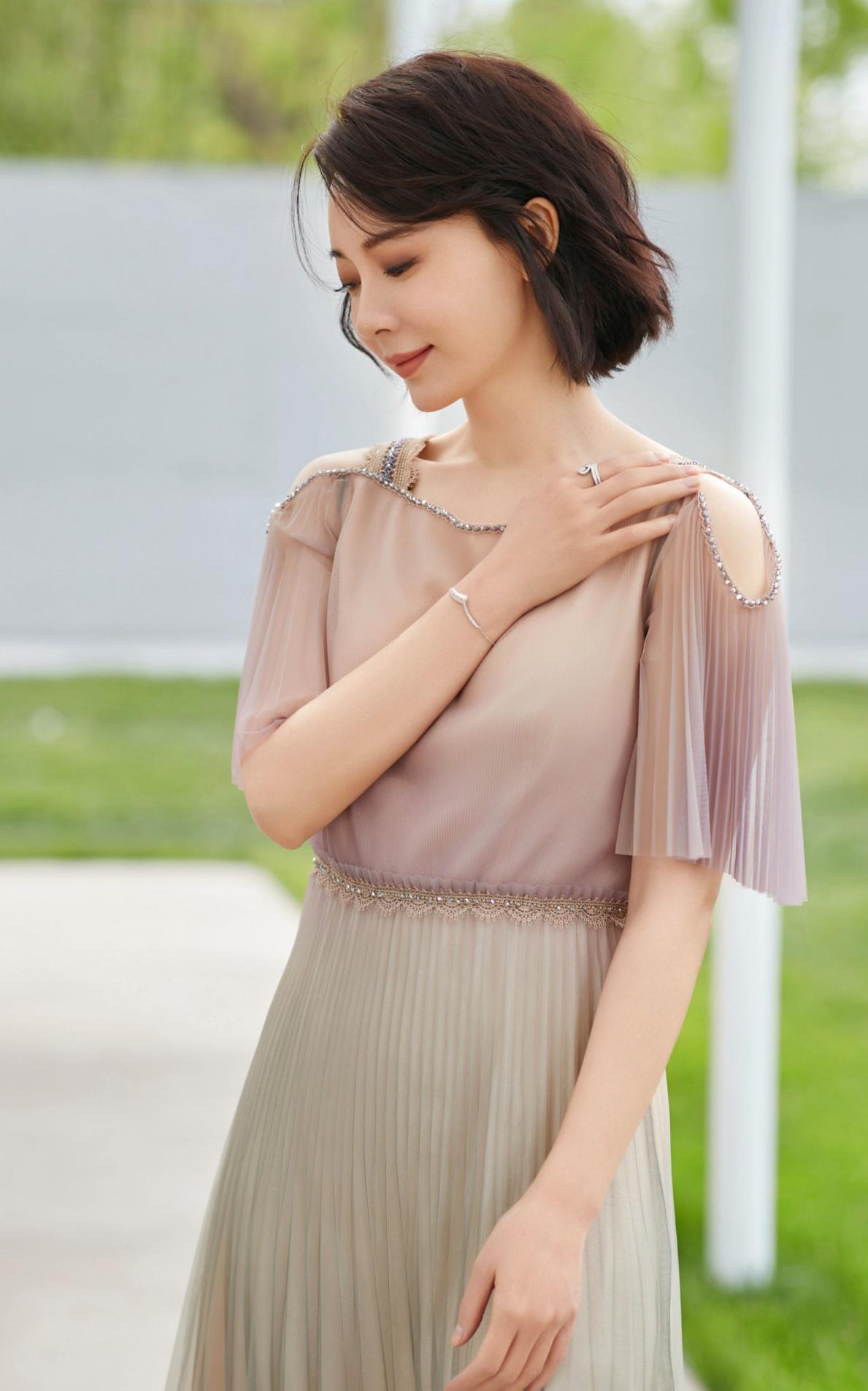 43岁陈数秀优雅,灵动短发搭配薄纱裙极致温柔,清雅减龄又高级