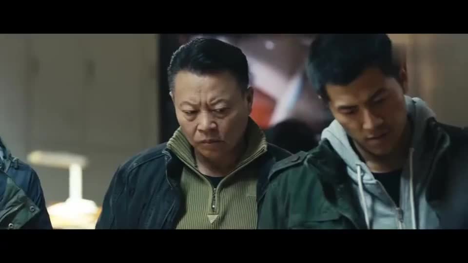 解救吾先生:华子真有门道,竟能弄来ak枪和手雷,让人刮目相看
