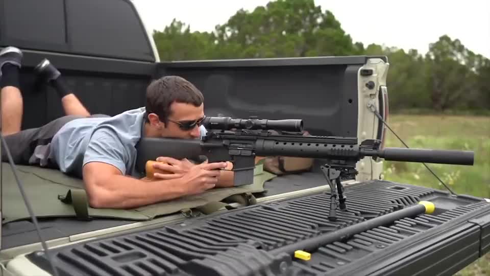 老外体验美军制式mk12型号0 spr狙击步枪射击精准度和威力