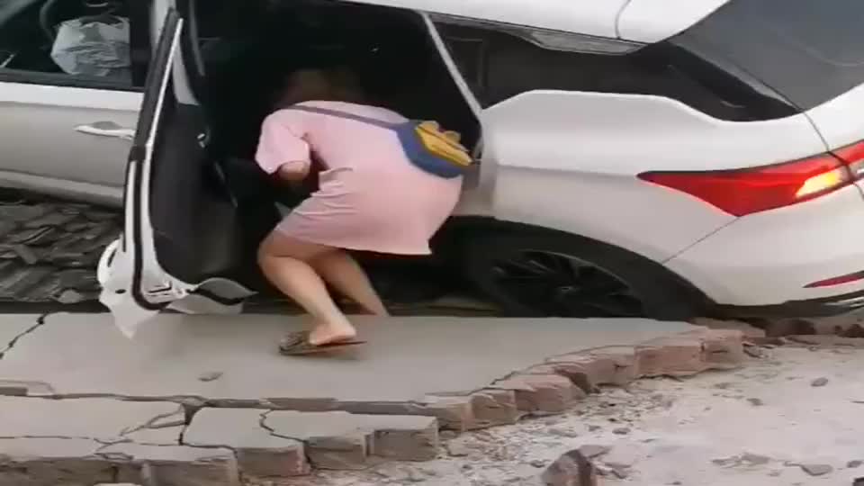 女司机的奇葩车祸,这是怎么开到房顶上去的?