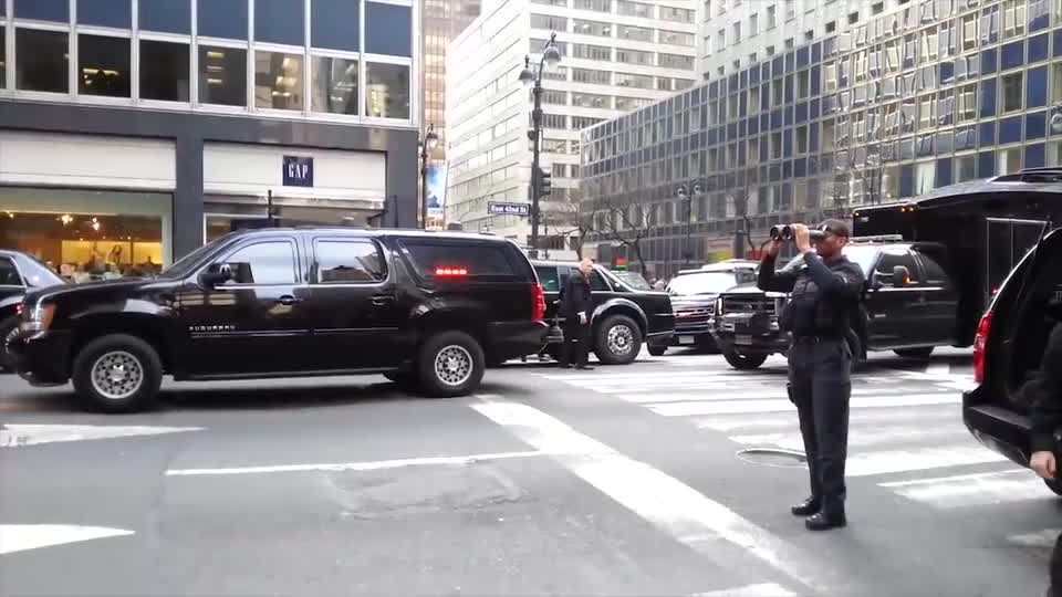 见识下美国总统的保镖,街道上拿着望远镜,时刻观察人群的动向!