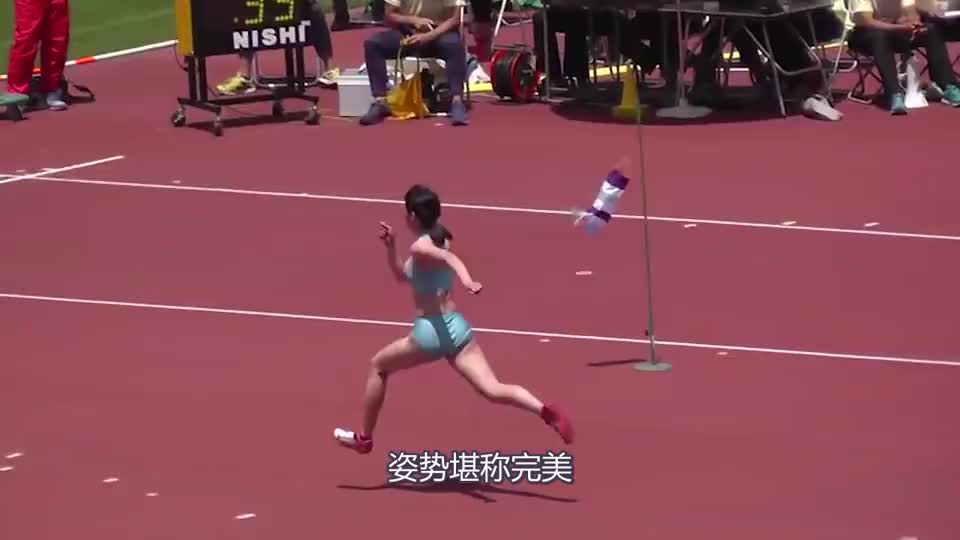 日本女高中生跳高比赛,预备前腿抖了一下,观众:心动的感觉