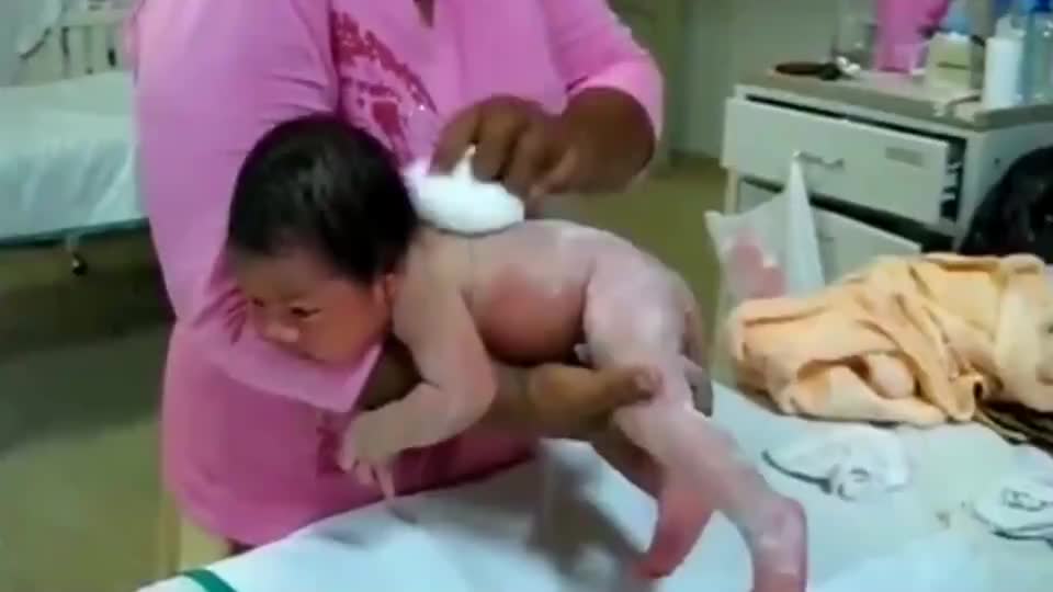 新生儿宝宝被这样拍了一身粉，弱小无助的模样，真是太搞笑了