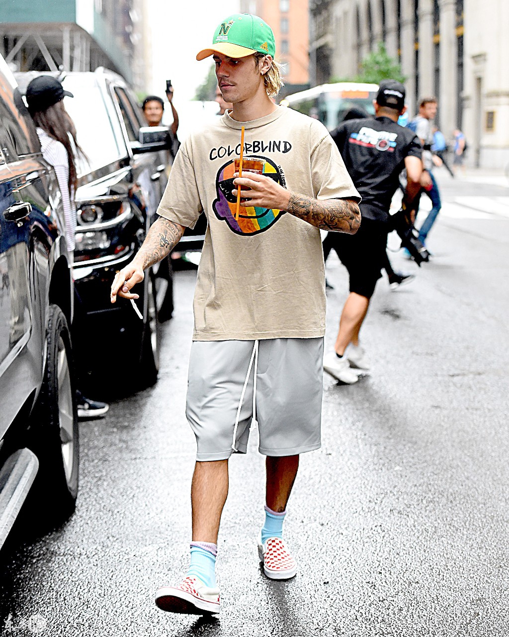 贾斯汀比伯穿拼接衫逛街坐豪车戴珠宝好奢华海狸超模范十足