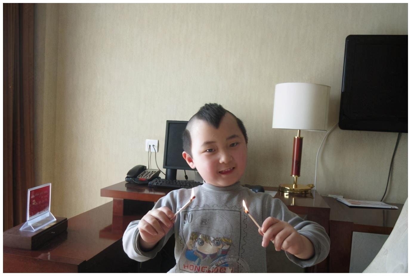 "年画娃娃"邓鸣贺8岁离世,生前做父母摇钱树,被网友称童子命