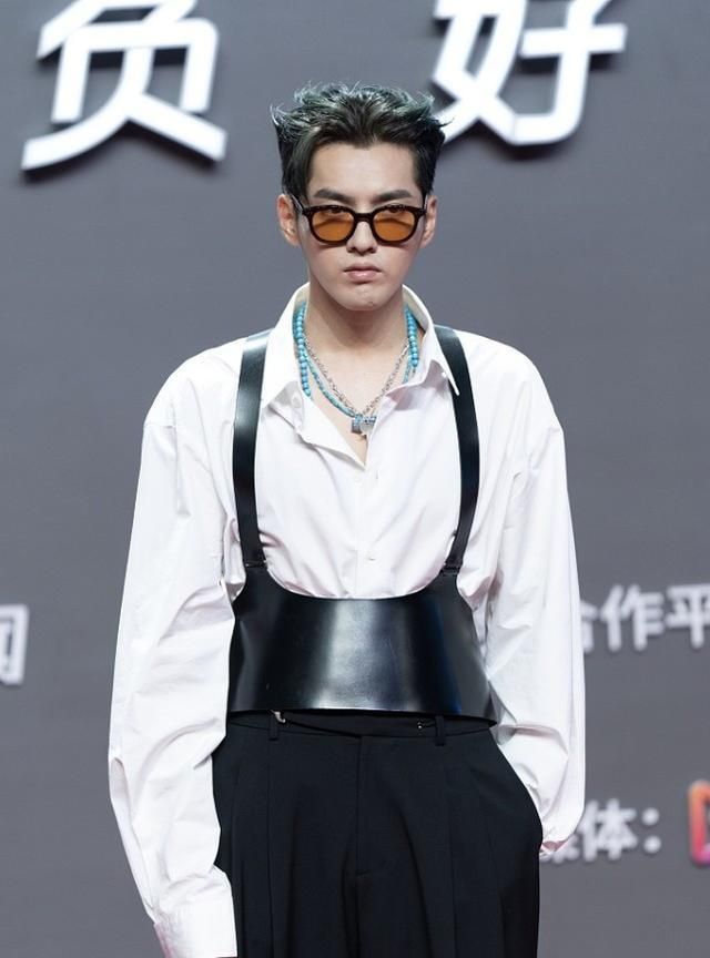 å´äº¦å‡¡äº®ç›¸2020è…¾è®¯è§†é¢'å¹´åº¦å'å¸ƒä¼š æœè£…é€ åž‹æœ‰ç‚¹ä¸å¿ç›´è§†