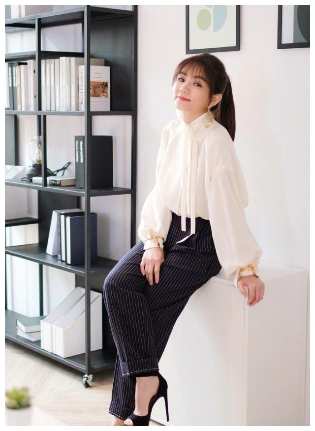 知心大姐姐!ella晒近照,白衬衫配高马尾优雅又俏皮