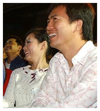 黄健翔近照他如今的妻子看起来更年轻他为何要与前妻离婚