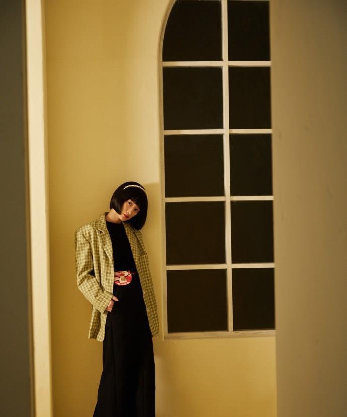 90后小花旦郭晓婷,最新时尚大片惊艳众人,红裙美艳,短发灵气