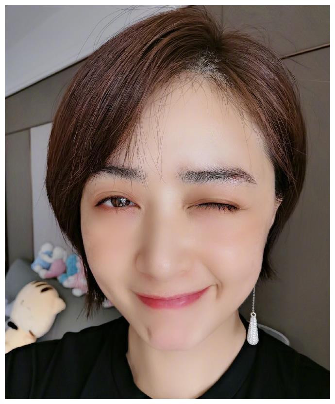 蒋欣生日一口气晒17张自拍送福利 对镜卖萌甜笑暖意十足