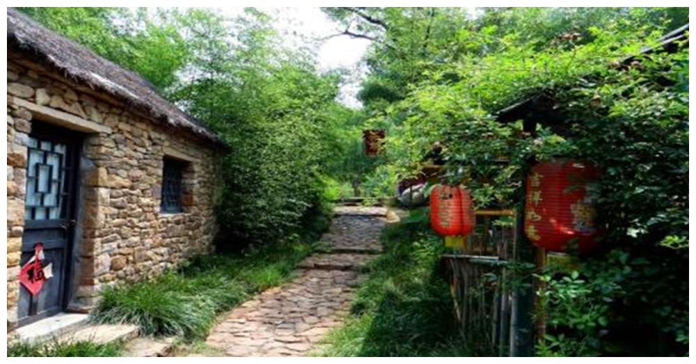 山东面积最大的城市，比8个深圳都大，旅游名气在国内居高不下