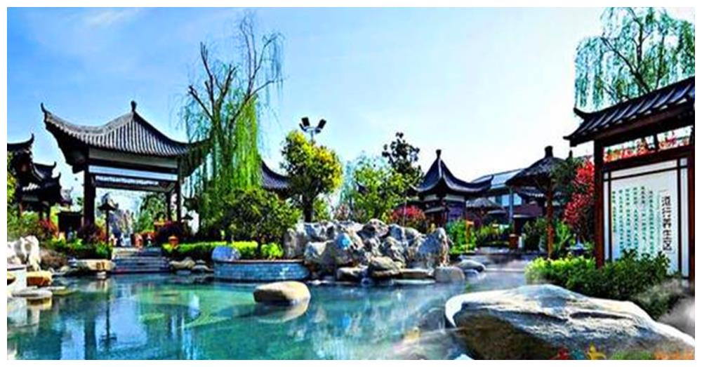 山东面积最大的城市，比8个深圳都大，旅游名气在国内居高不下
