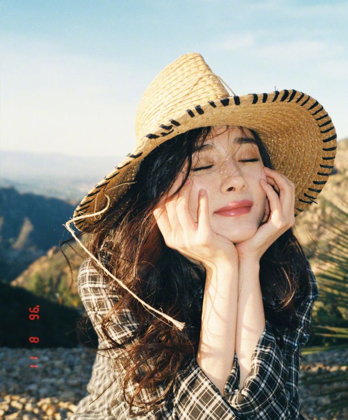 7位女星戴帽子:唐嫣鞠婧祎刘亦菲赵丽颖,你觉得谁更好看?