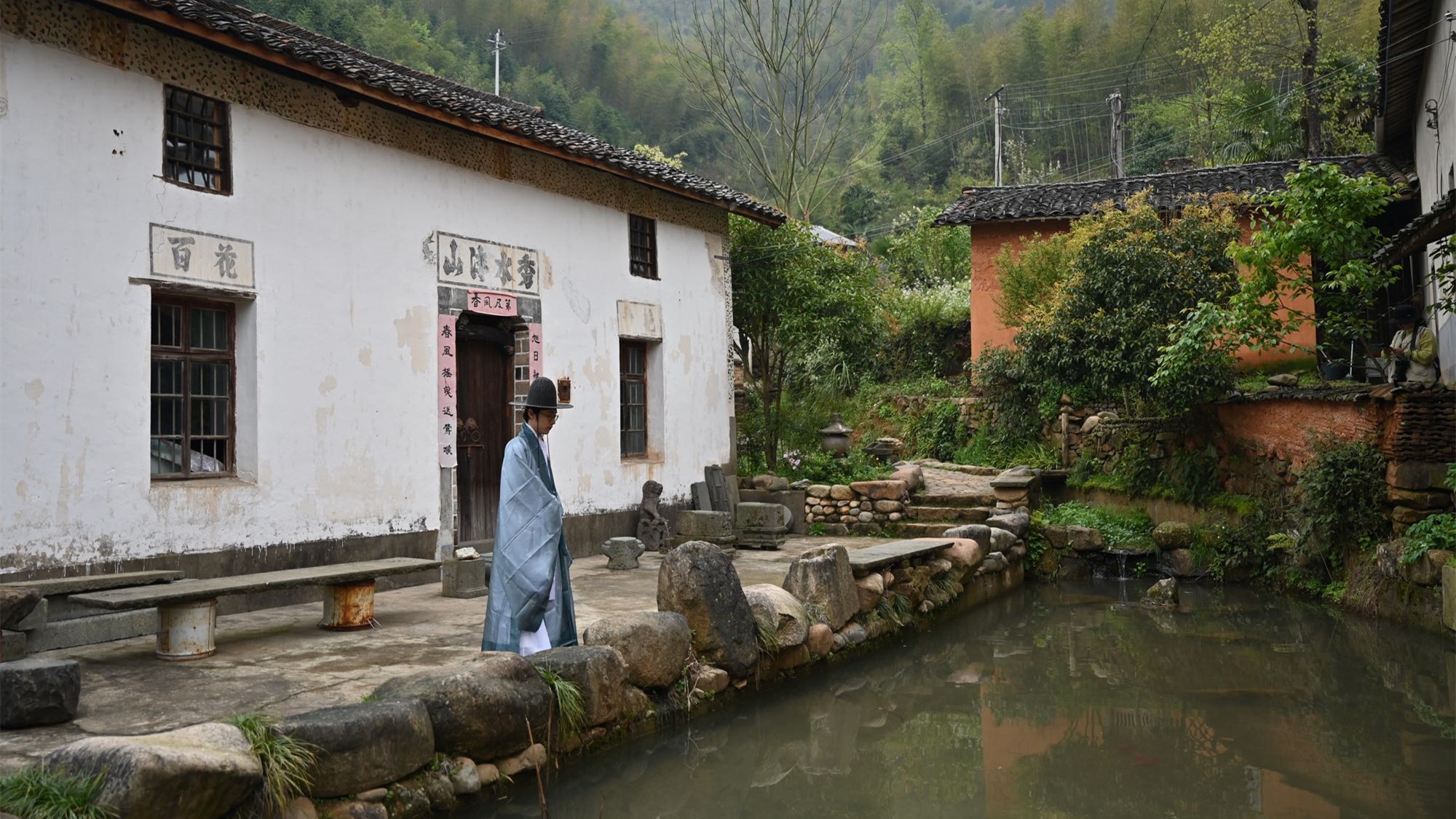 临近夏日,穿汉服可能还是找个深山比较凉快,顺便体验下古人的隐居生活