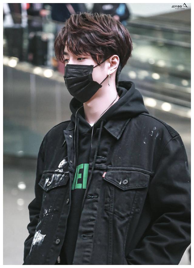 王一博带口罩合集大帅哥就是什么都挡住了也能苏你一脸的水平