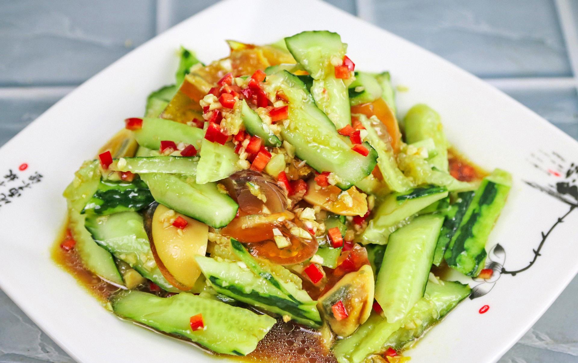 酒桌上的必备凉拌菜,黄瓜拌变蛋的家常做法,简单爽口又开胃