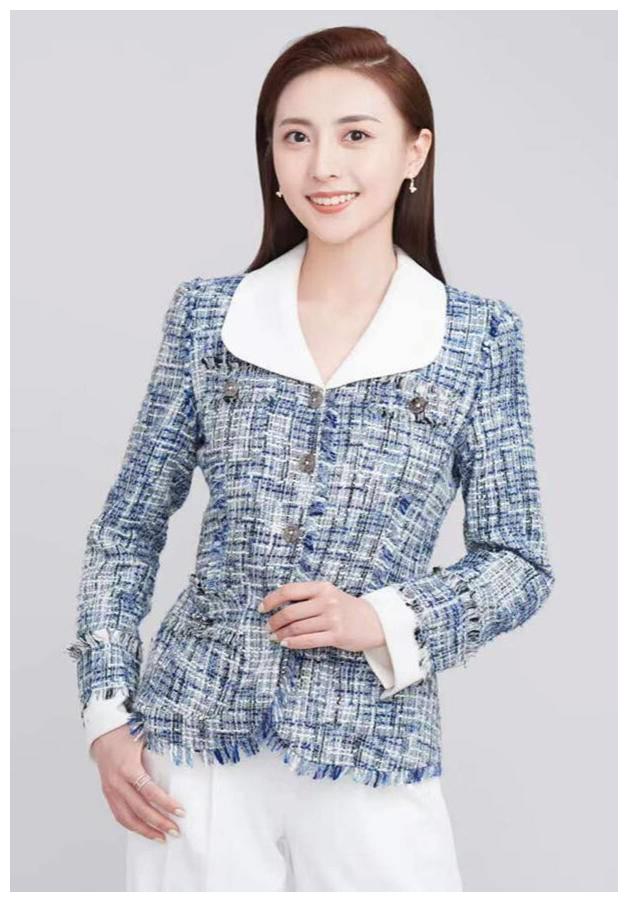 央视出美女,95后主持张舒越红裙明艳大气,细腰长腿难怪穿啥都美