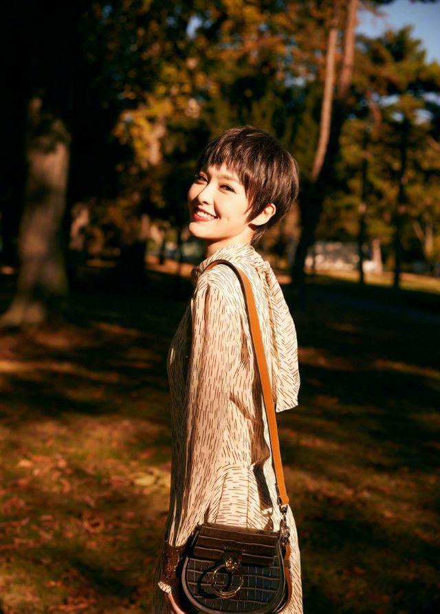 如果选择了短发,可以通过一身黑色的服装或者一些能体现出中性色彩的