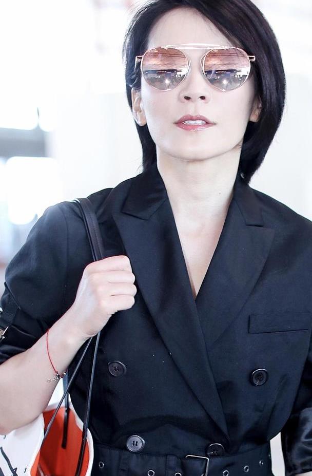 俞飞鸿剪了短发更显气场穿黑色西装配9分裤轻松美出国际范