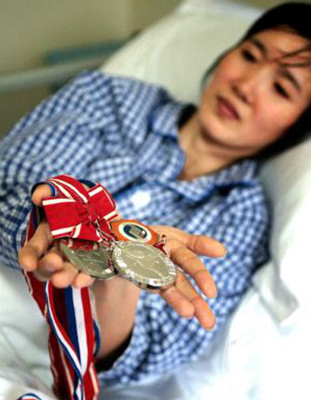 双脚畸形还遇到黑心教练,为了孩子变卖奖牌|马拉松|郭萍|畸形_新浪