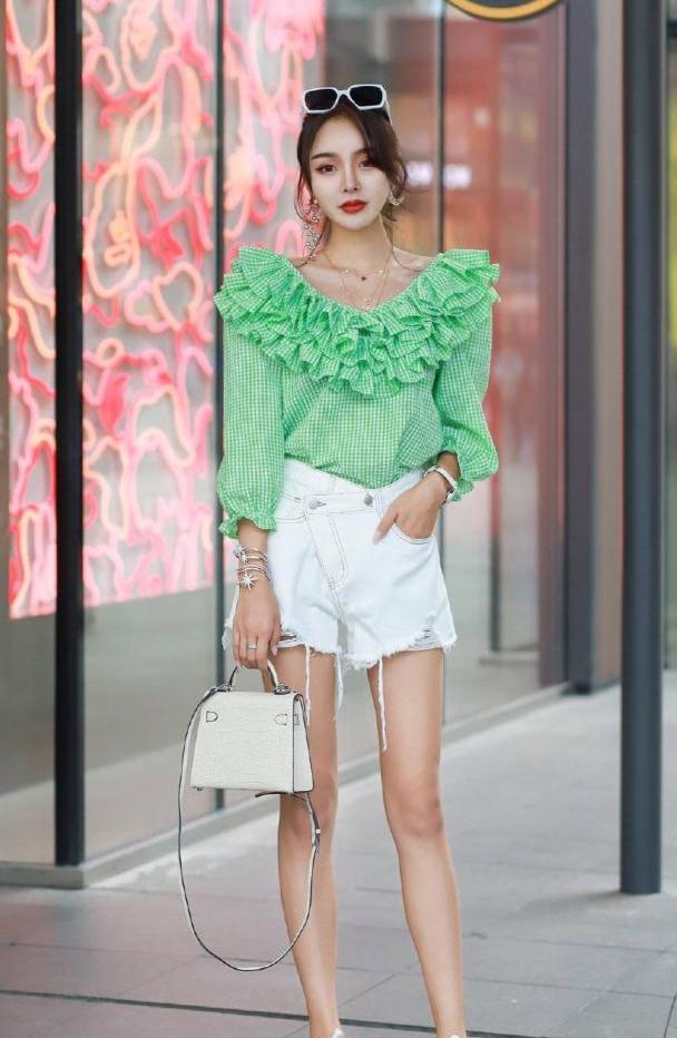 淑女风的装扮简约时髦又大气,看得出美女是好好打扮一番的