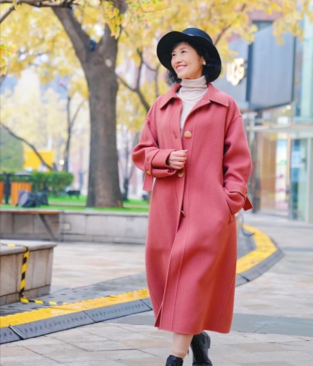 谁说老年人怎么打扮也没用,看看61岁的时尚奶奶,气质吊打年轻人|大衣