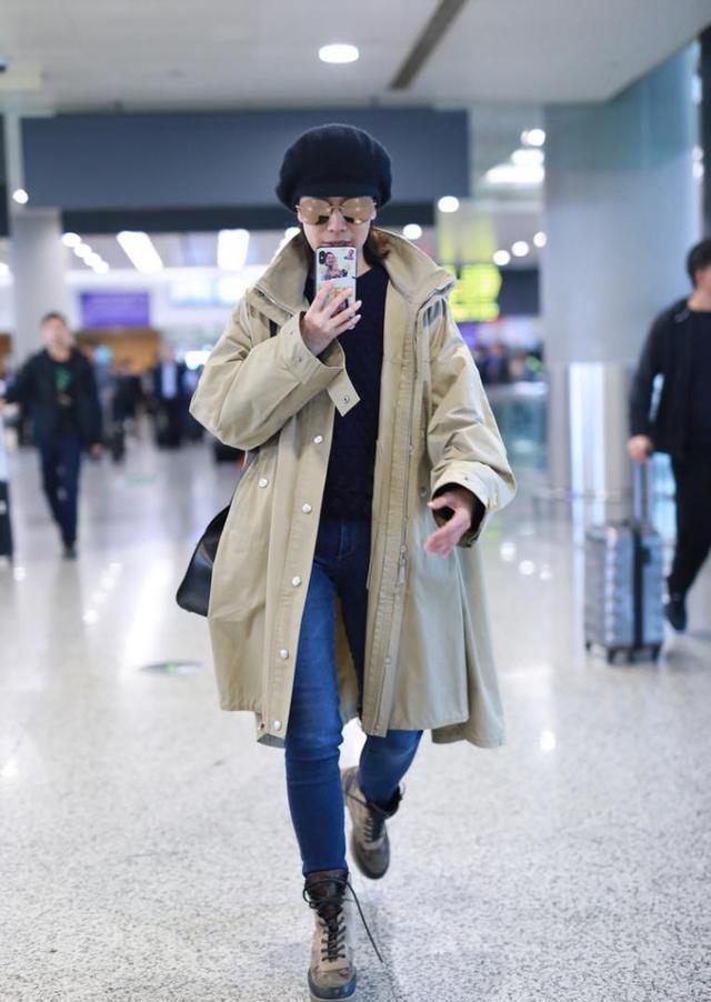 海清厉害了!卡其色风衣配牛仔裤走机场,老土厚底鞋硬穿出时髦感
