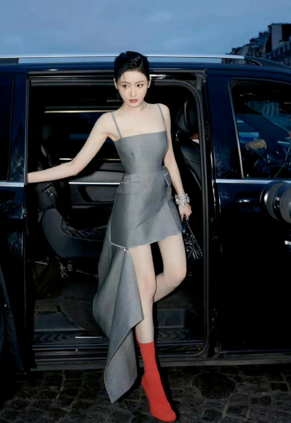 张天爱alexandermcqueen看秀造型身穿浅灰吊带短裙亮相