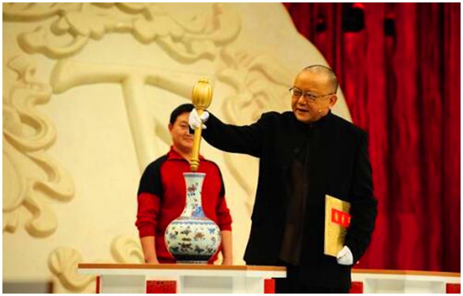 《天下收藏》是一档鉴宝节目.其实之所以让王刚来主持这档节目.