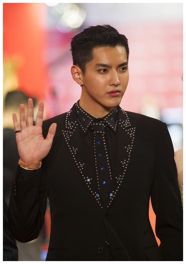 吴亦凡上节目穿破洞裤不料被主持人调侃吴亦凡的反应太逗了