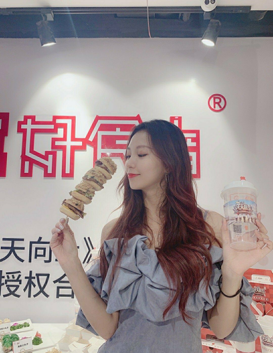 cba最美啦啦队黄逸辉推广汉堡,美如水莲花!球迷:剃毛,没白忙