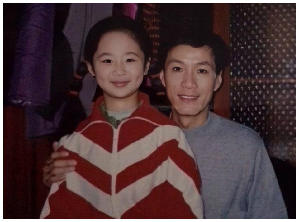 28岁杨紫穿高中校服自拍,短发齐刘海清纯可爱,校徽名字抢镜