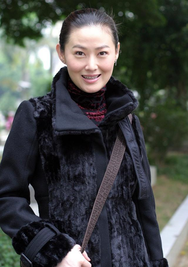 48岁王思懿近照曝光身材发福苹果肌突出曾和武松传绯闻