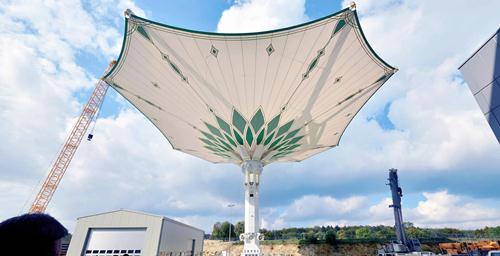 PTFE膜结构巨型遮阳伞，展开能有半个足球场大小