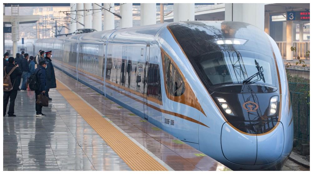 cr300bf型"复兴号"动车组驶入江苏镇江火车站.