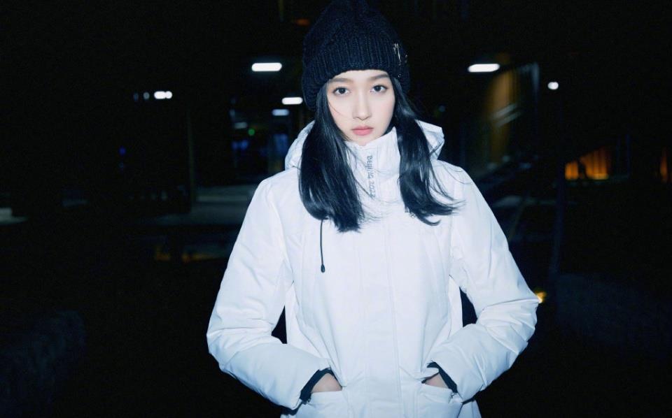 关晓彤身着白色羽绒服配黑色毛线帽,温暖舒适_高清图集_新浪网