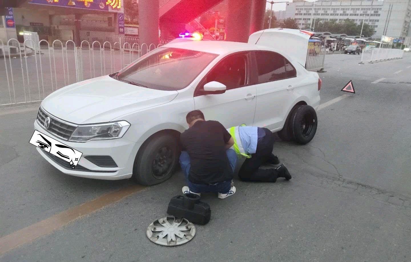 車輛行駛中爆胎 邯鄲市交巡警邯山二大隊民警及時救助