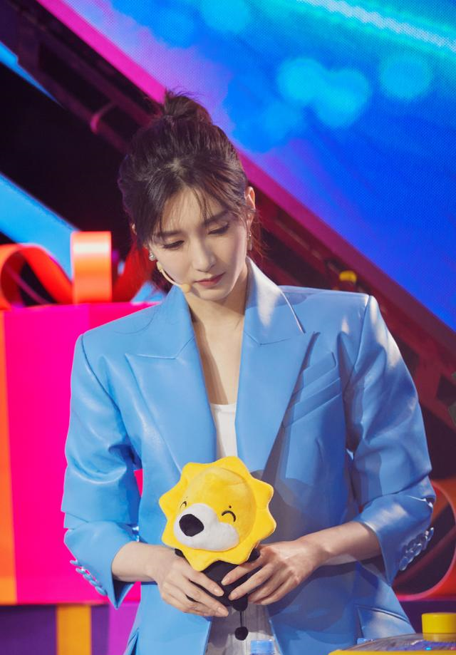 江疏影的衣品也太好了吧，穿蓝色西装配高腰牛仔热裤，显高又显瘦休闲区蓝鸢梦想 - Www.slyday.coM