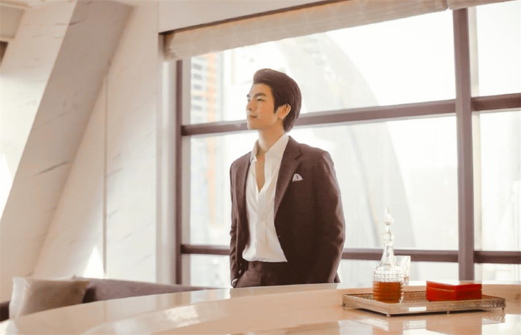 又一位泰兰德富家少爷下海曾被评为黄金单身汉还拥有中国血统