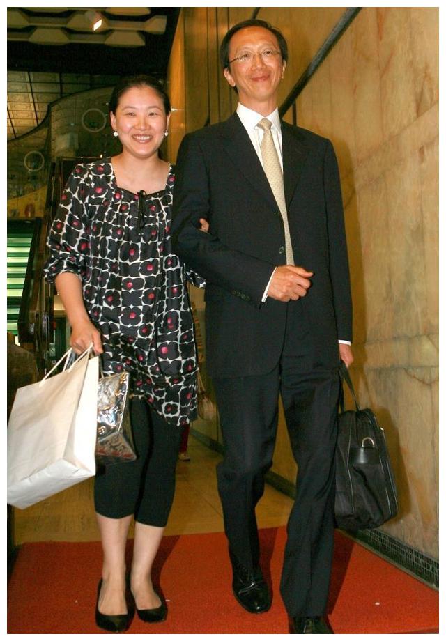 因此如今的外表也是保养得十分出众,随着年龄增长,伏明霞褪去了