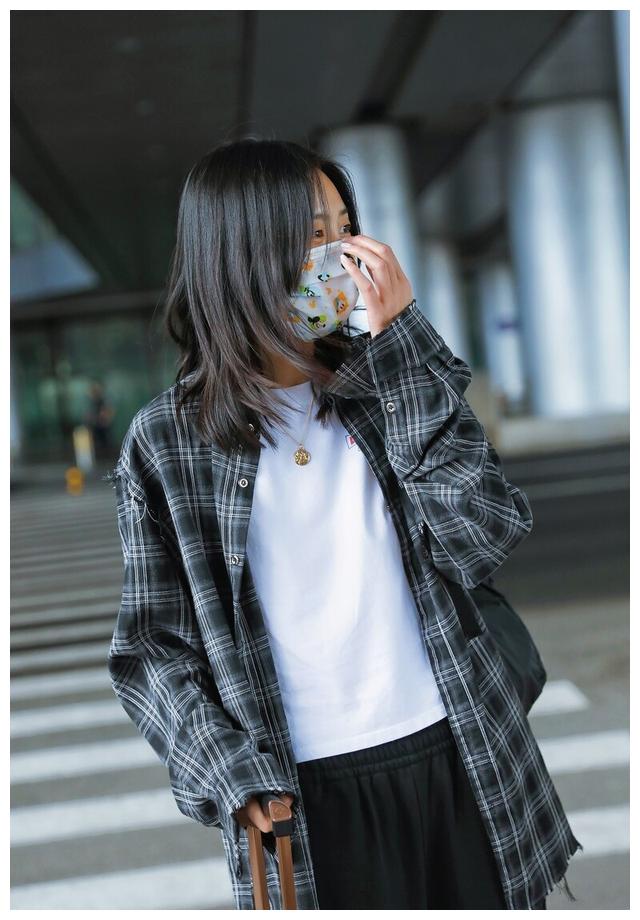 超模刘雯格纹衬衫简约风,掩面低头笑娇羞味十足__财经头条