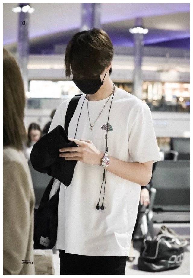 王一博带口罩合集大帅哥就是什么都挡住了也能苏你一脸的水平