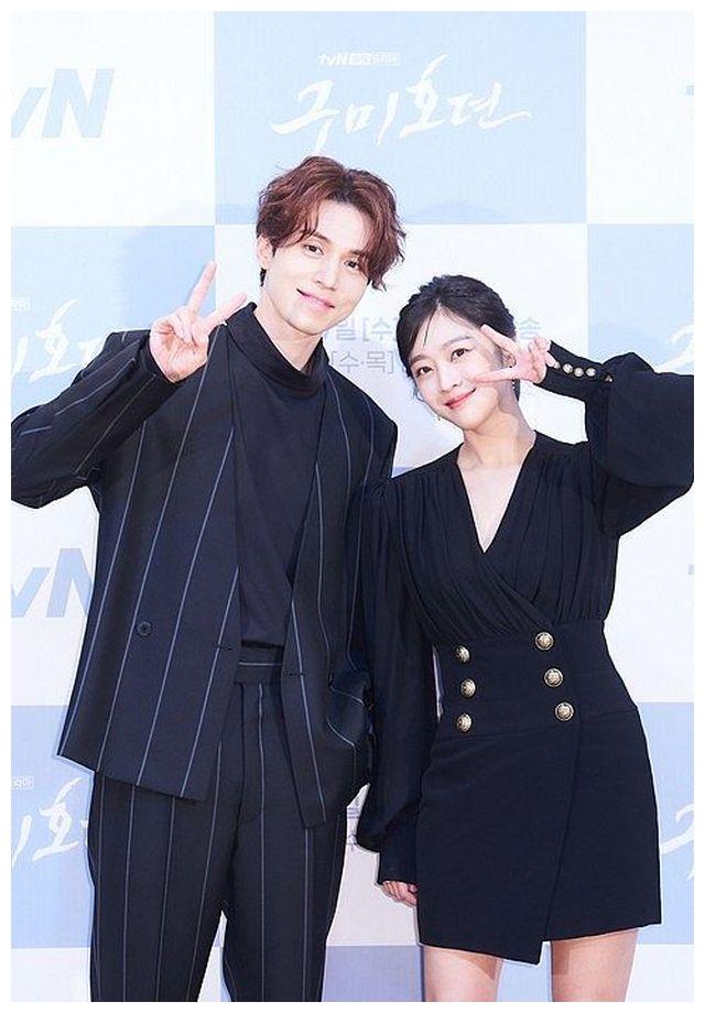 李栋旭染红发穿西装帅气有型与赵宝儿对镜比心cp感足