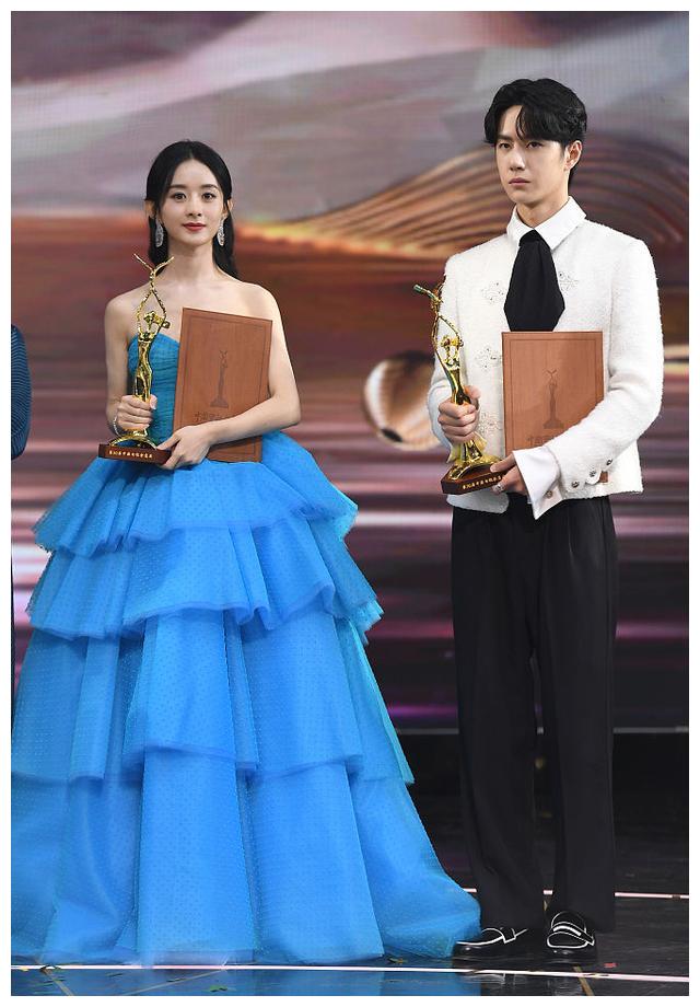 王子公主cp赵丽颖王一博获金鹰奖登台同框画面美如画