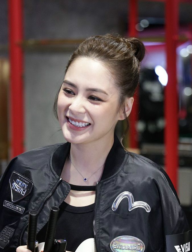 清纯女神钟欣潼,简约丸子头时髦又减龄,满满少女感!__财经头条