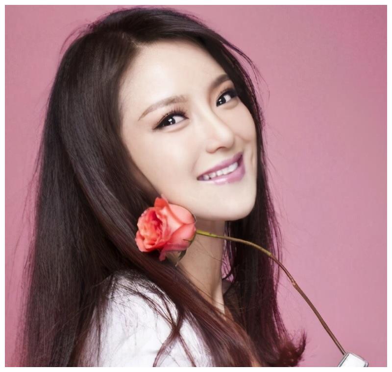 李亚鹏和王菲离婚7年换6任女友?新欢被指是小他19岁的彝族超模|海哈金