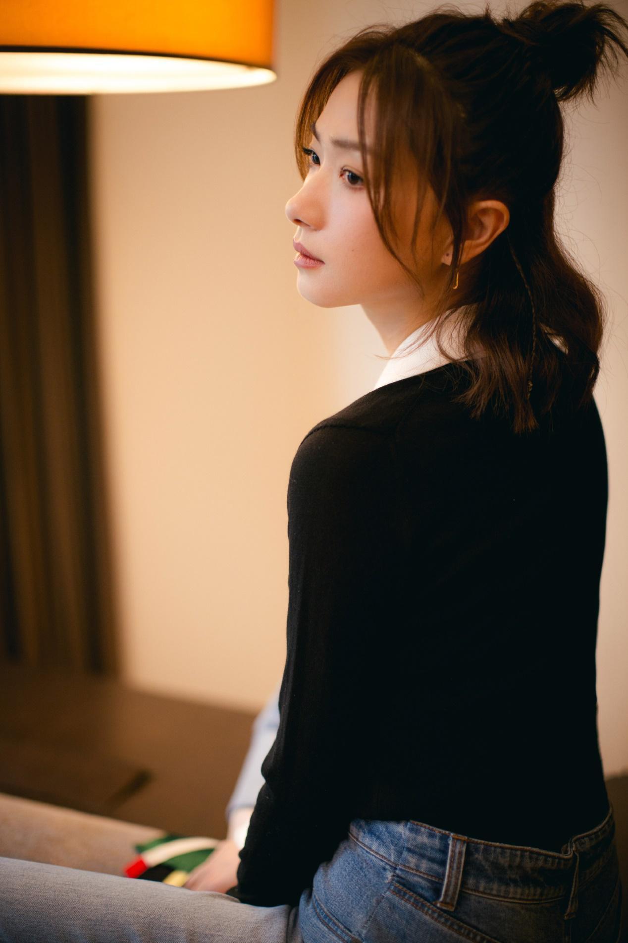 万茜衣品真好,白领黑t秀出好身材,挽起裤脚的牛仔凸显大长腿