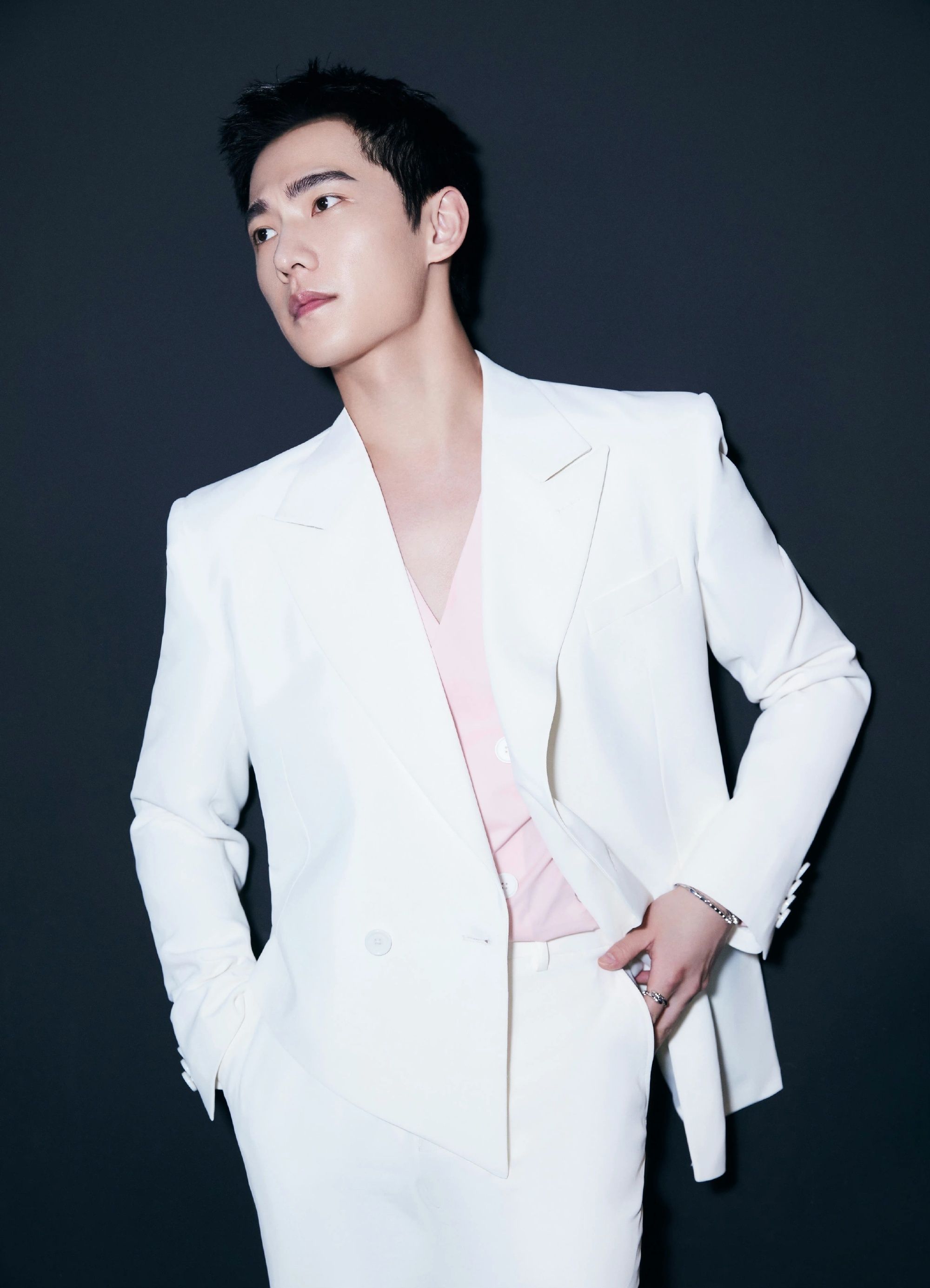 只见他身穿白色西装,搭配白色长裤,全身上下的白色系穿搭尽显优雅绅士